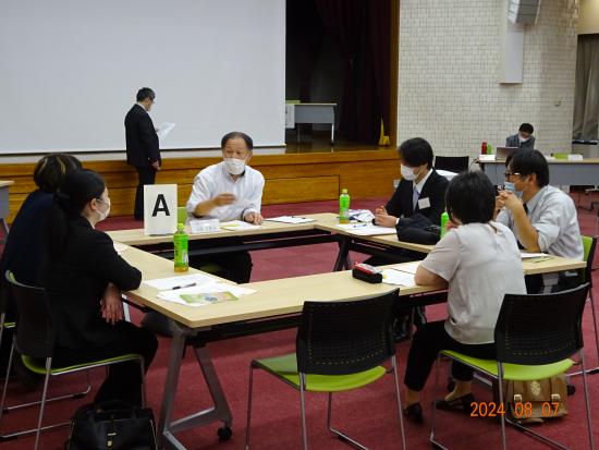 中途採用職員研修会意見交換会の様子1