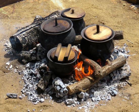 画像：土器で煮炊きの様子