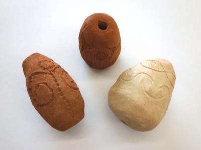 画像：縄文時代の土笛の制作例