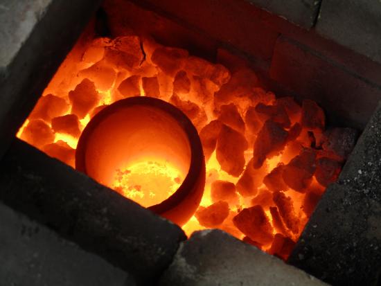 画像：炉の中で坩堝を加熱