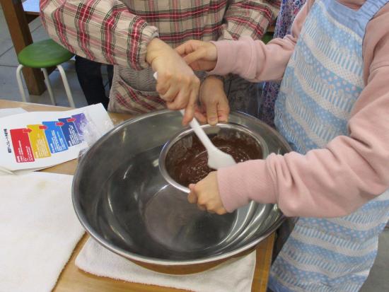 画像：チョコレートを湯煎で溶かす