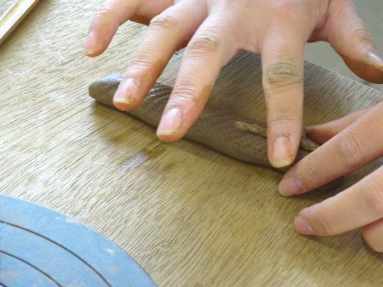 画像：陶器作りの様子（施文）