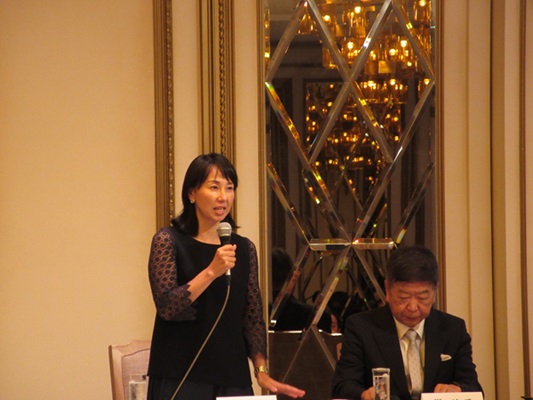 プレパパセミナーの様子（東尾理子さん）