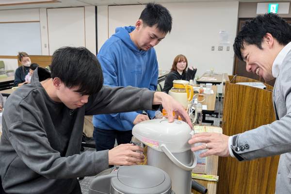 プレパパセミナーの様子（ミルクづくり）