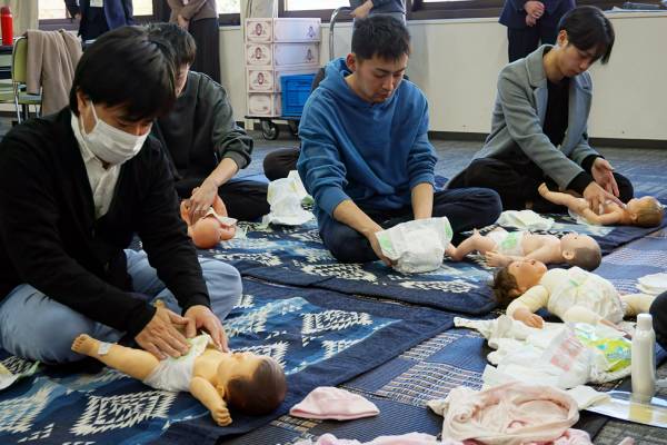 プレパパセミナーの様子（オムツ替え）