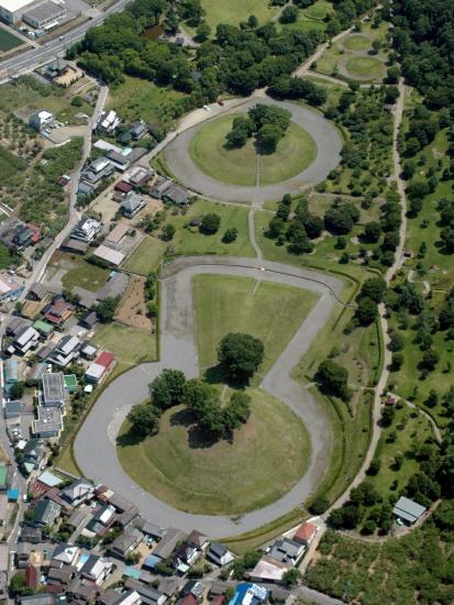 画像：甲斐銚子塚古墳・丸山塚古墳空撮