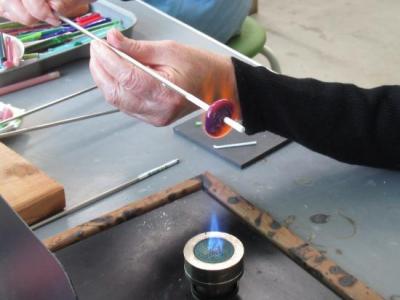 画像：トンボ玉作りの様子