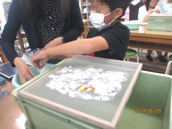 画像：うちわづくりの様子