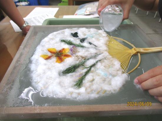 画像：うちわづくりの様子