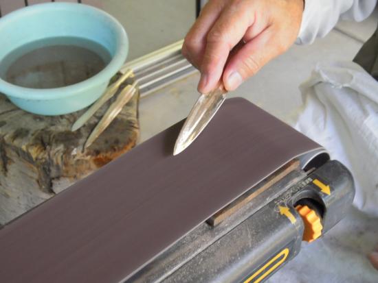 画像：成形・研磨の様子