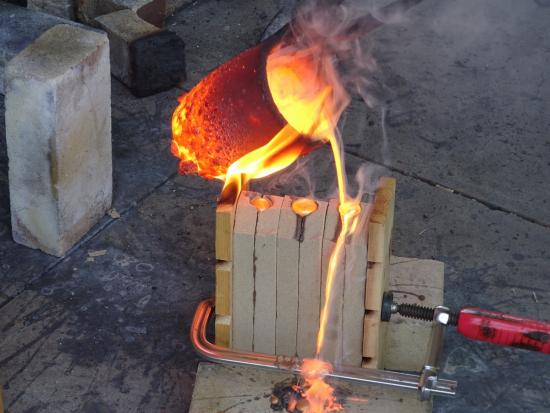 画像：鋳込みの様子