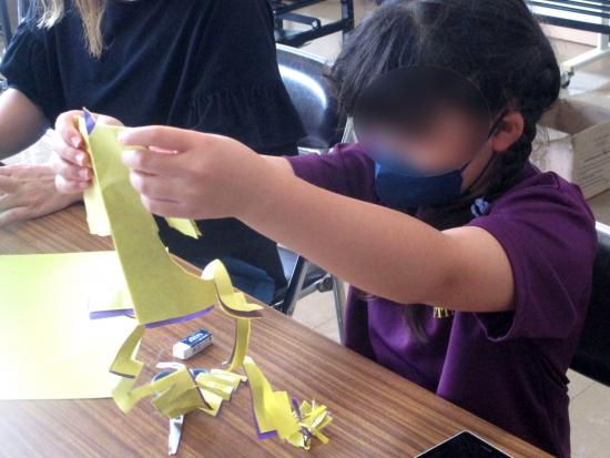 画像：七夕人形作りの様子