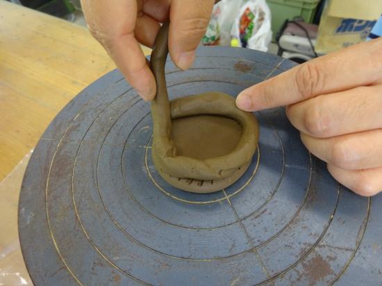 画像：陶器作りの様子（輪積み）