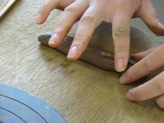 画像：陶器作りの様子（施文）