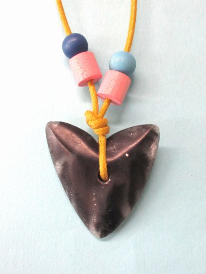 画像：矢じりペンダントの制作例