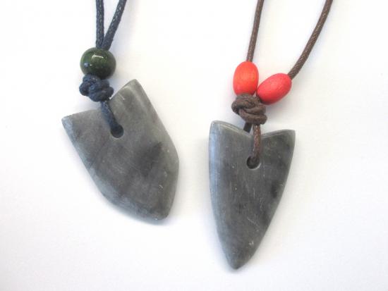 画像：矢じりペンダントの制作例