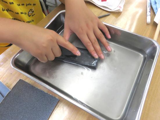 画像：矢じり作りの様子