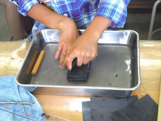 画像：矢じり作りの様子