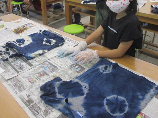 画像：藍染め体験の様子