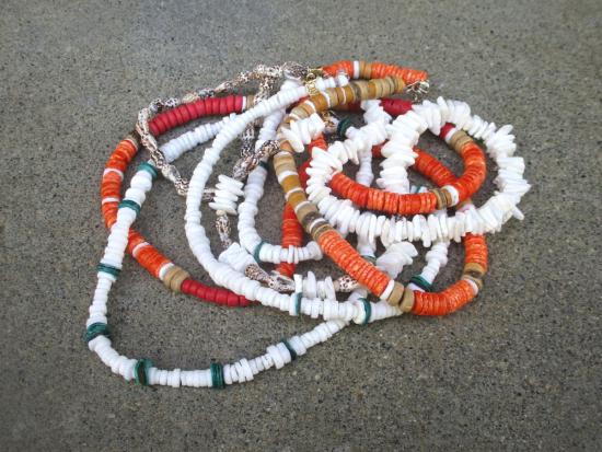 画像：貝を使ったパプア風ネックレスの制作例