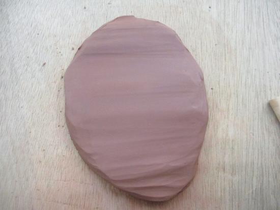 画像：粘土を捏ねる