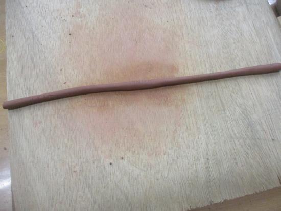 画像：粘土紐を作る
