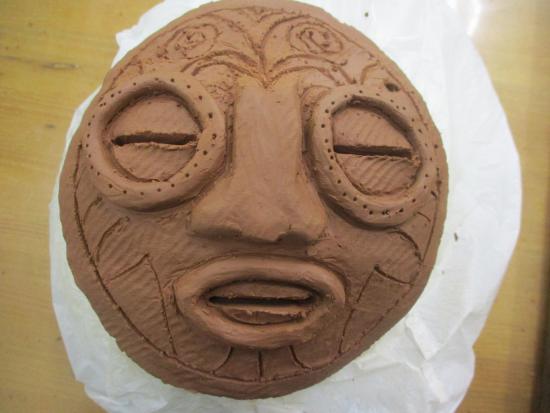 画像：目と口の穴をあける