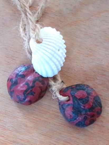 画像：木の実と貝殻のアクセサリーの制作例