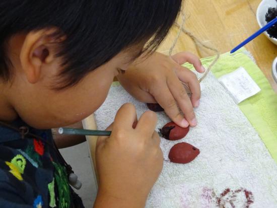 画像：クルミの着色体験の様子