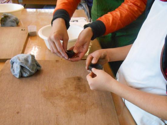 画像：土鈴作りの様子