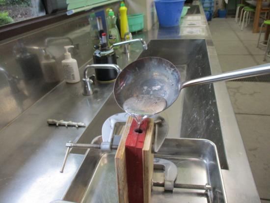 画像：低融点合金を使った鋳造の様子