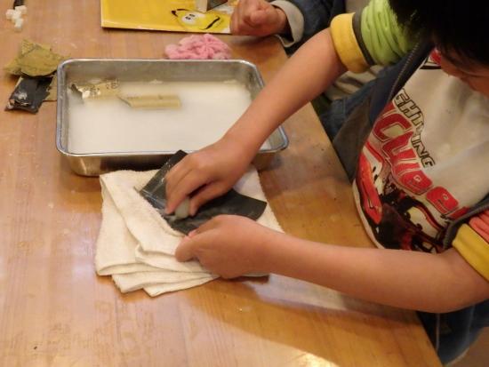 画像：勾玉作りの様子