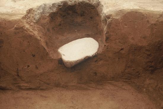 掘った穴に置かれた石1