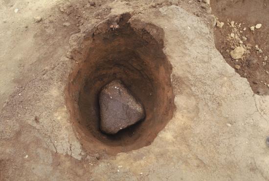 掘った穴に置かれた石2