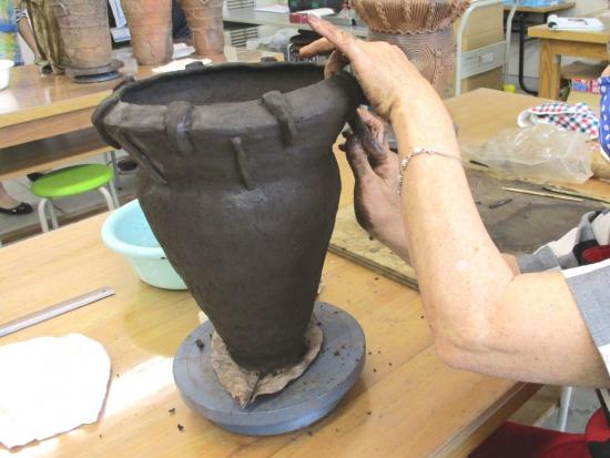 画像：縄文土器作りの様子