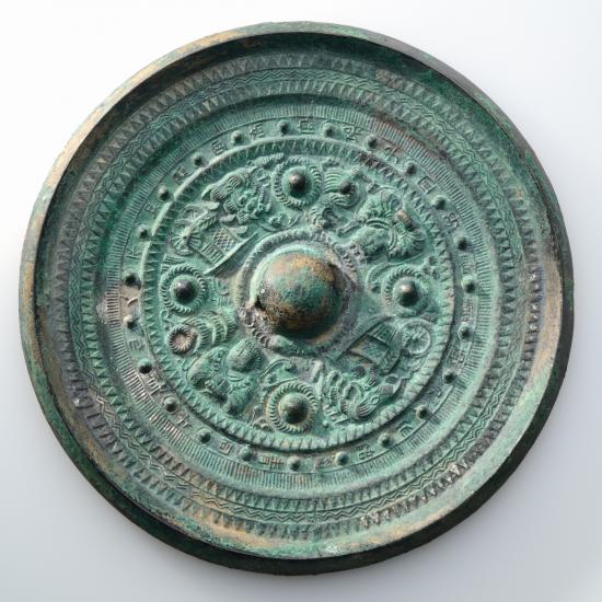画像：甲斐銚子塚古墳出土・三角縁神獣車馬鏡