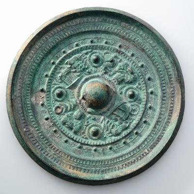 画像：甲斐銚子塚古墳出土・三角縁神獣車馬鏡