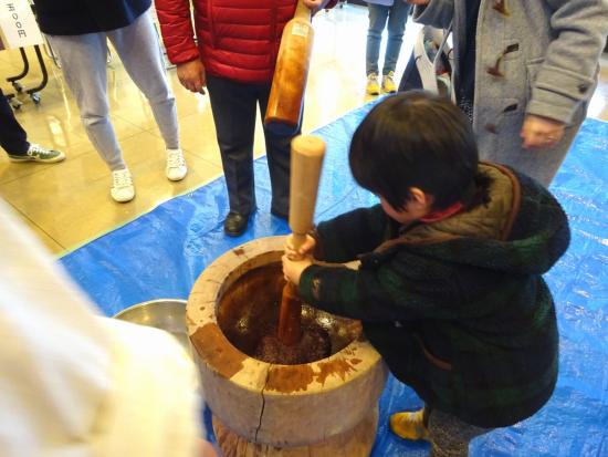 画像：竪杵によるもちつき体験の様子