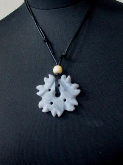 画像：石製ペンダントの制作例