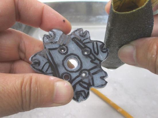 画像：石製ペンダント作りの様子