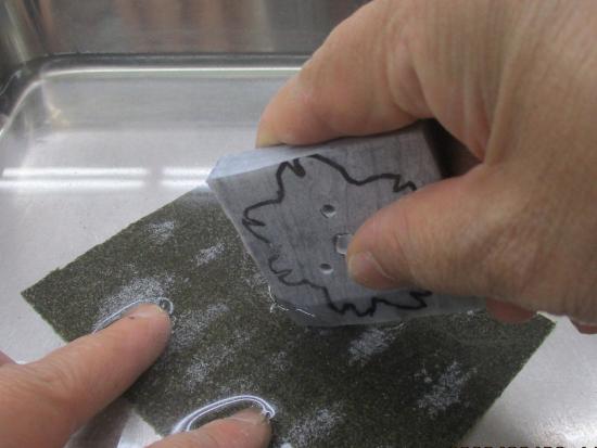 画像：石製ペンダント作りの様子