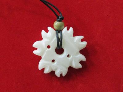 画像：石製ペンダントの制作例