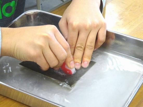 画像:勾玉作りの様子