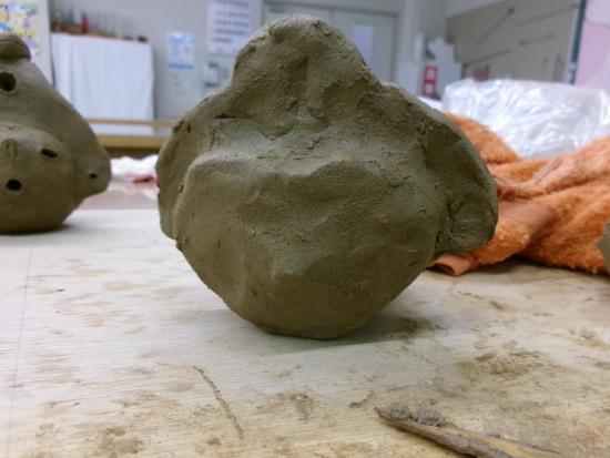 画像：顔面装飾作りの様子