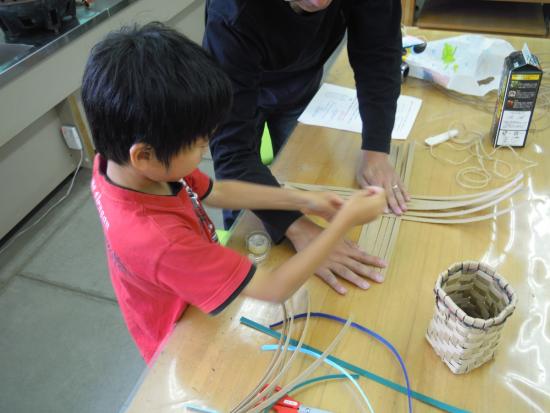 画像：かご作りの様子