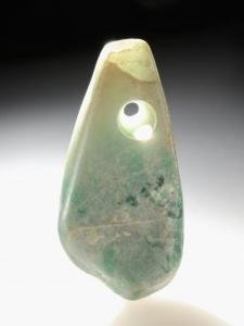 画像：天神遺跡出土・ヒスイ製大珠