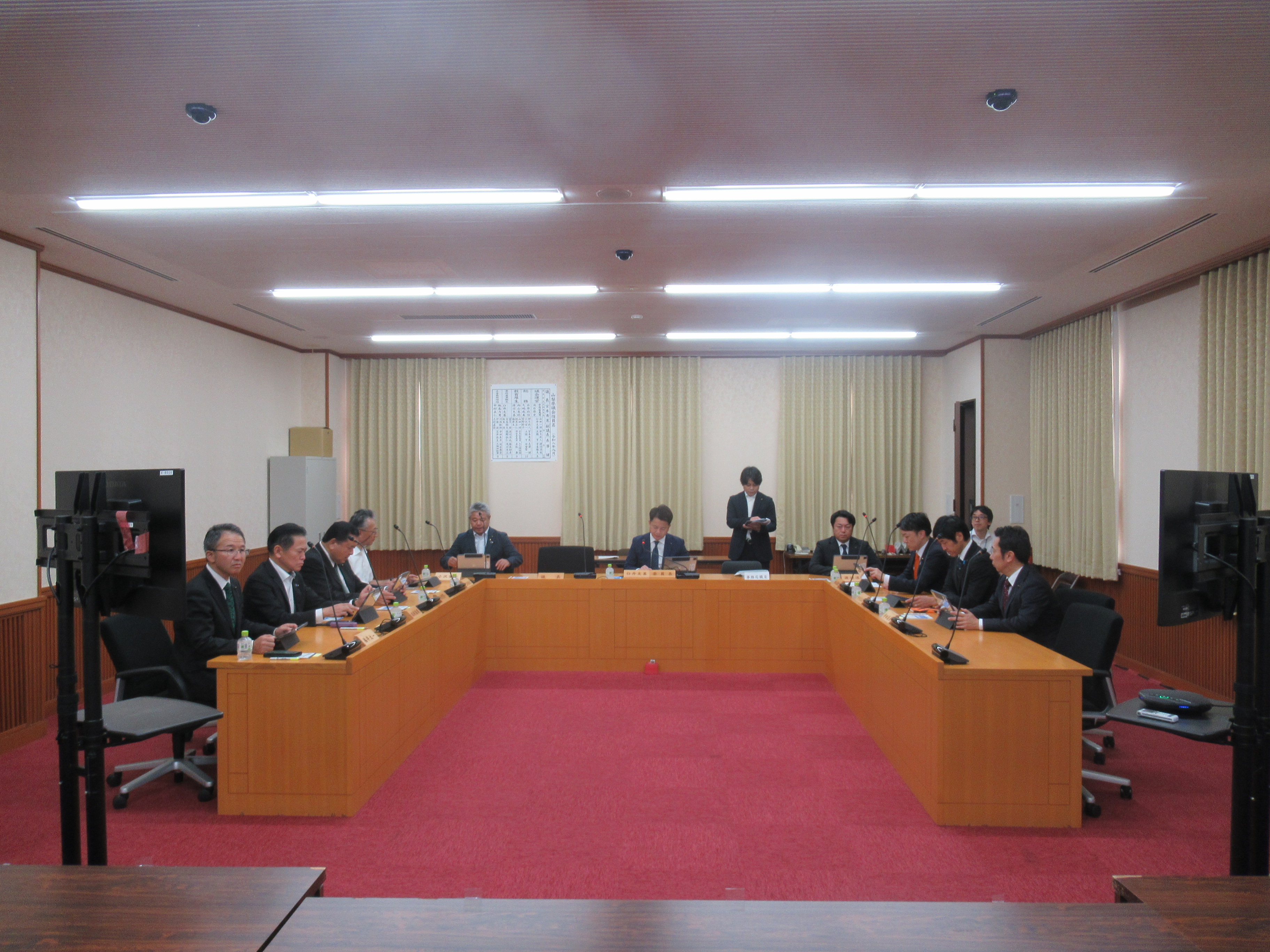 R80925山梨県拉致問題等の啓発の推進に関する条例案作成委員会