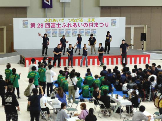 ステージで踊る写真