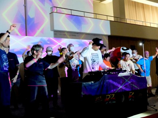 DJパフォーマンスの様子写真