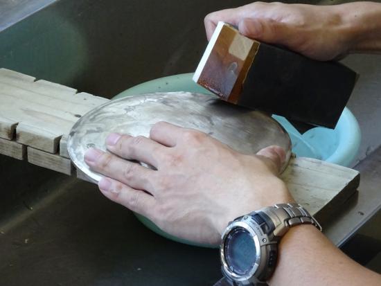 画像：研磨作業の様子